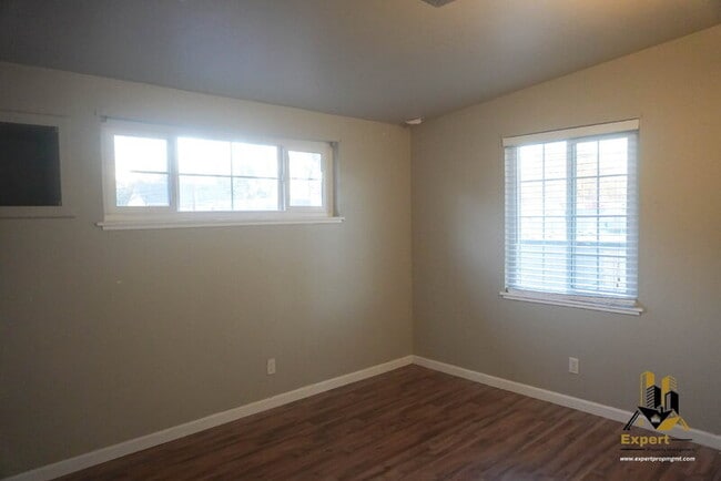 Building Photo - 125 B St