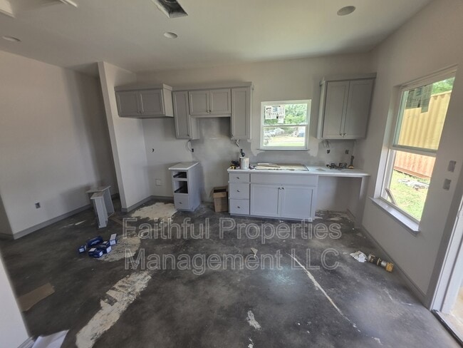 Building Photo - 405 N Logan Ln