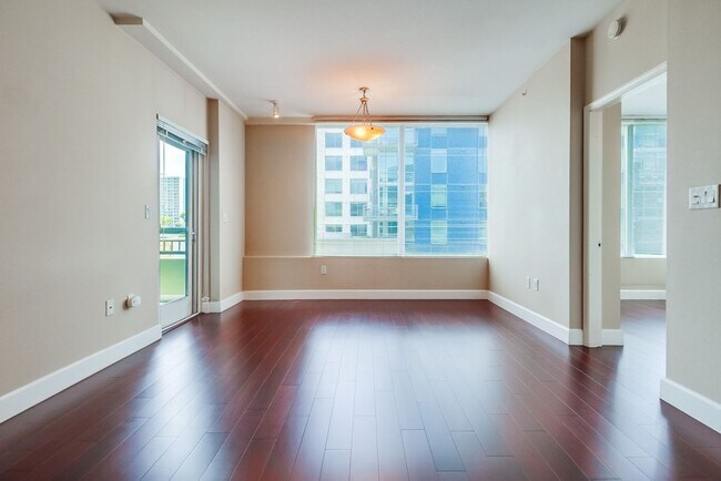 Building Photo - Modern 2 bed / 2 bath Condo in Little Ital...
