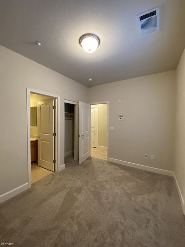 Building Photo - 2 br, 2.5 bath Townhome - 1714 Hillebrant ...