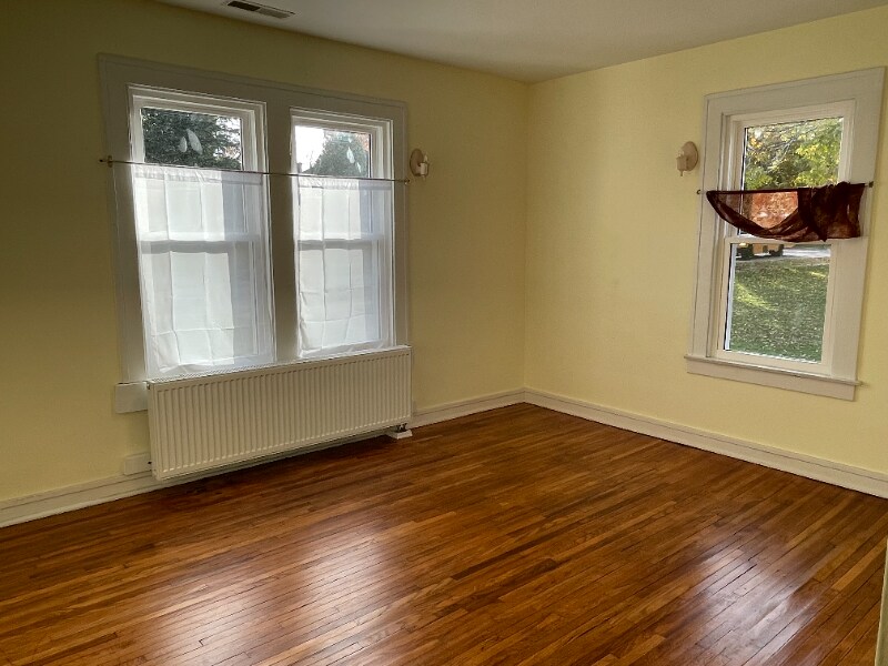 Building Photo - 208 W 3rd St