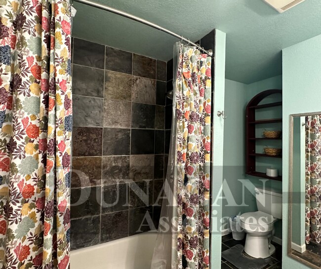 Building Photo - 3 Bedroom 1.5 Bath - Furnished