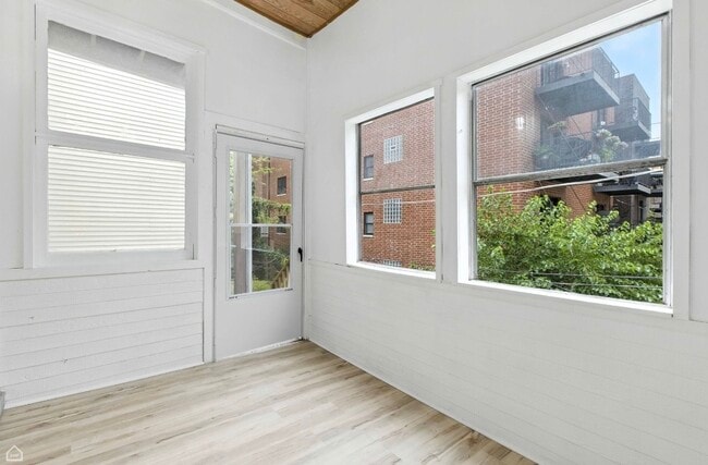 Building Photo - 909 W Addison St