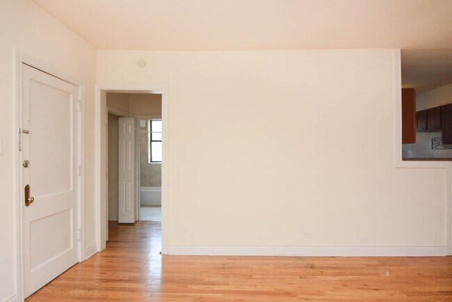 Building Photo - 824 W Waveland Ave