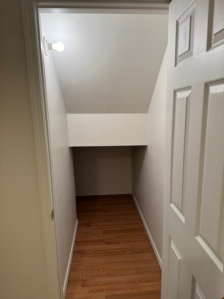 Building Photo - 716 Hilltop Ln