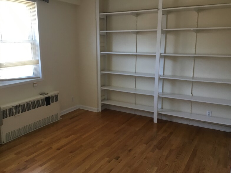 Built-in bookshelves 2nd bedroom - 444 Bedford St