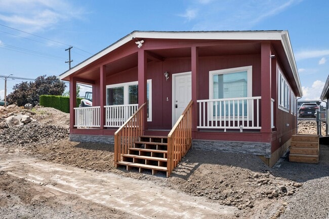 Building Photo - Brand New University District Home - Conve...
