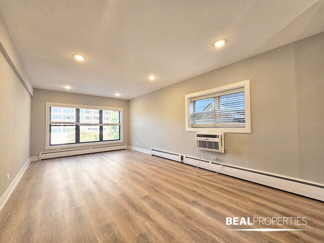 Building Photo - 553 W Stratford Pl