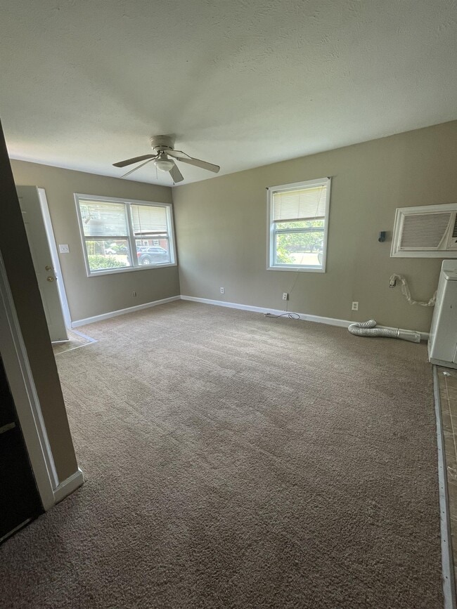 Building Photo - 3035 Wedgewood Dr