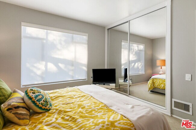 Building Photo - 1313 Corona Dr