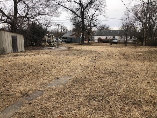 Building Photo - $849 - 2 bed 1 bath - Single Family Home