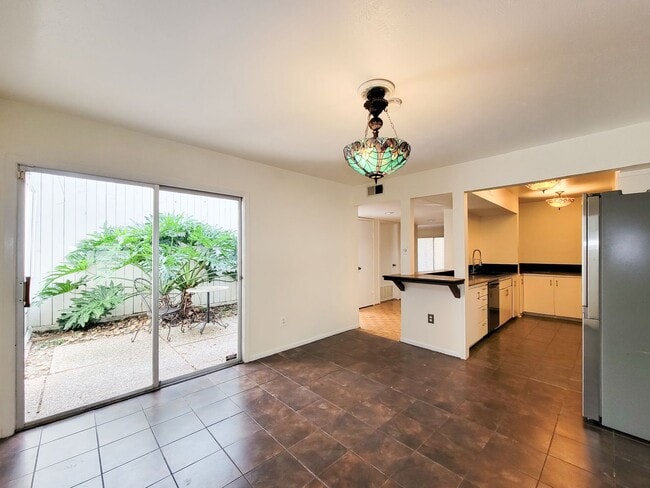 Building Photo - Stylish Townhouse in Prime Location – Walk...