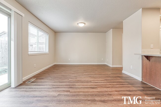 Building Photo - 3 Bedroom/2.5 Bath With Fenced Backyard, W/D Included, and AC!