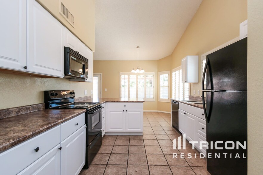 Building Photo - 1519 E Sequoia Dr
