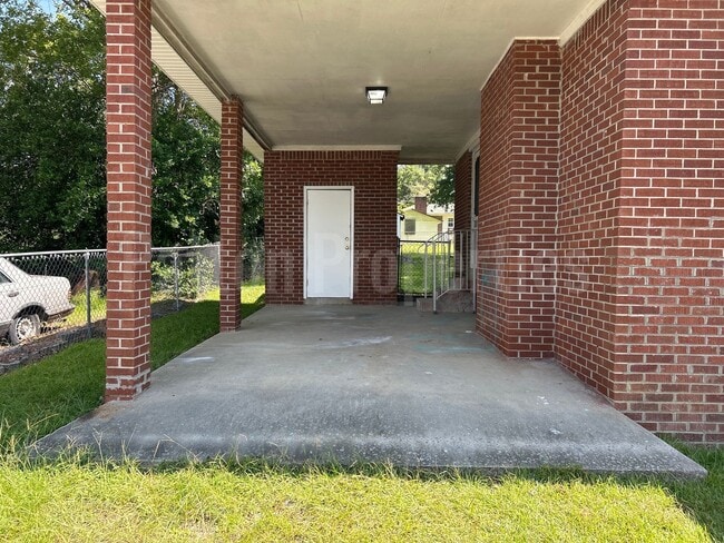 Building Photo - 1700 Broadland Ave