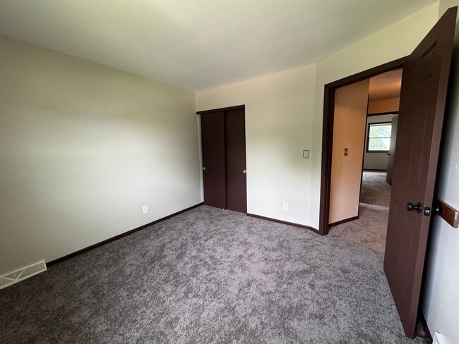 Building Photo - Your new Townhouse Awaits! 3 Bed / 1.5 Bat...