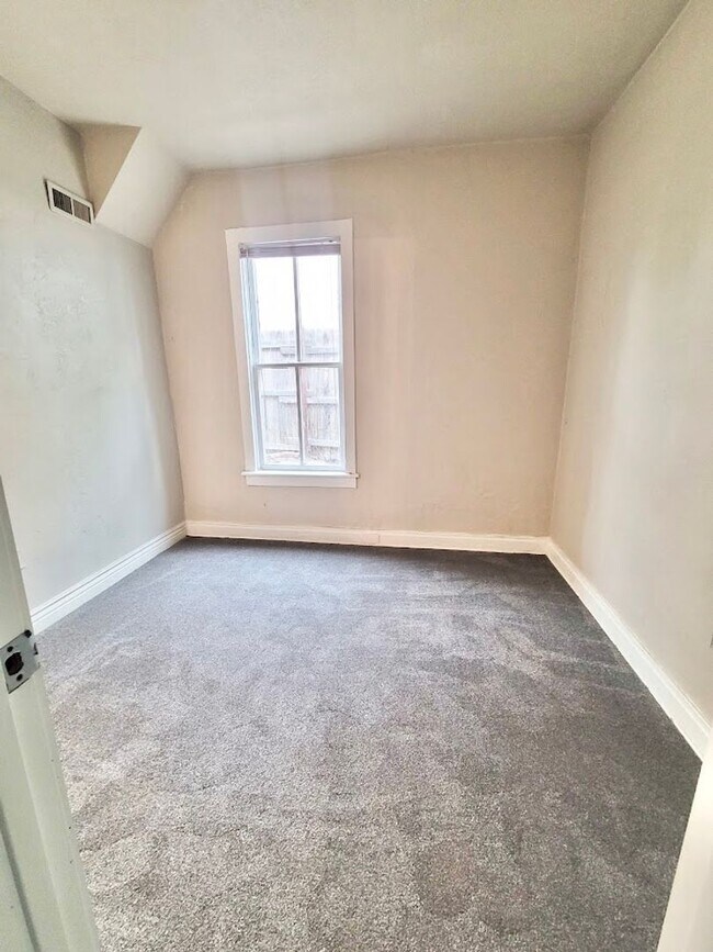 Building Photo - Charming 3 bed 1 bath 2 garage house in Pu...