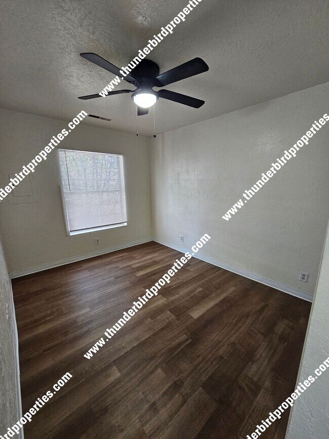 Building Photo - 1206