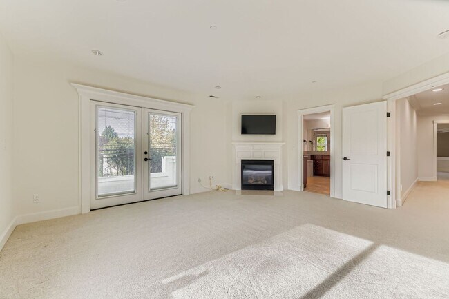 Building Photo - Stunning 5bed/5bath + Office in Prime Kirk...