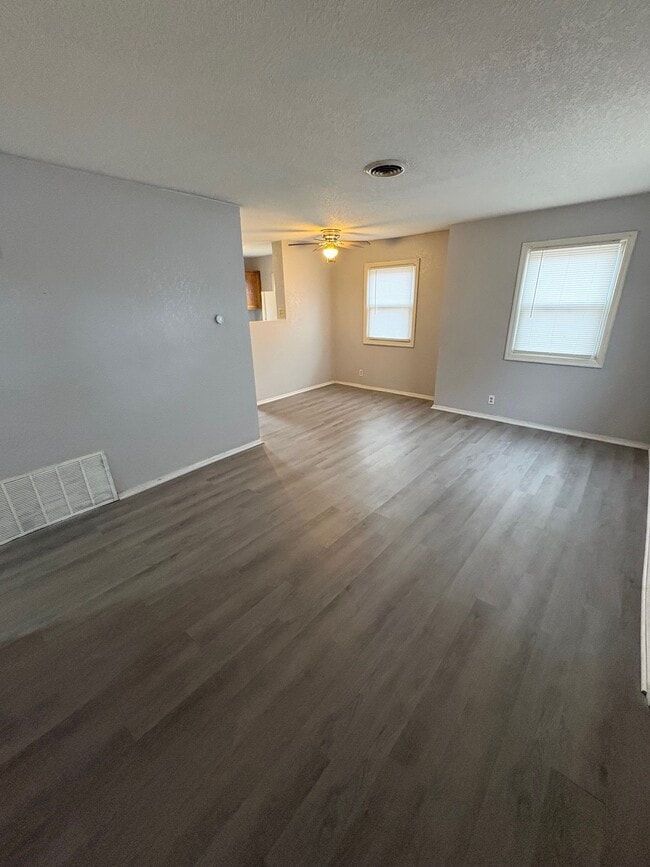 Building Photo - 1842 Shady Crest St