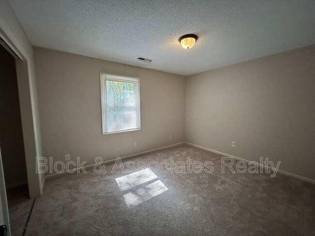 Building Photo - 802 Timberline Dr SE