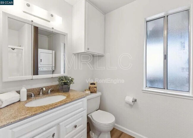 Building Photo - 3847 Vineyard Ave