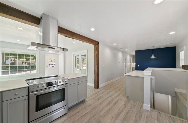 Building Photo - Bright, Spacious Home in Prime Southeast B...