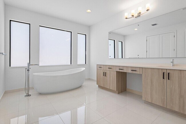 Building Photo - 8311 Essex Country Clb Dr