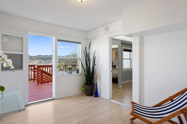 Building Photo - UPDATED LARGE BRIGHT 1800sf 3BR/2BA/1GR In...