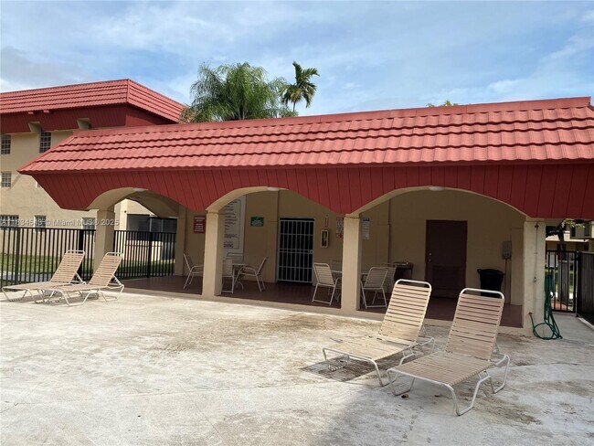 Building Photo - 10901 N Kendall Dr