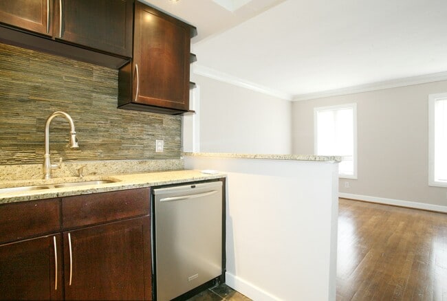 Building Photo - 425 26th St