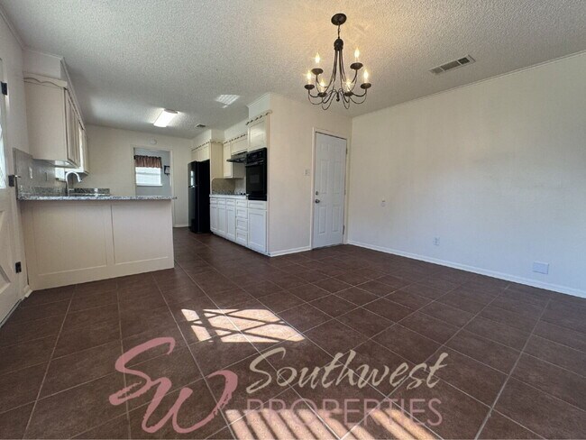 Building Photo - Lovely 3 bedroom 2 bath in desirable neighborhood