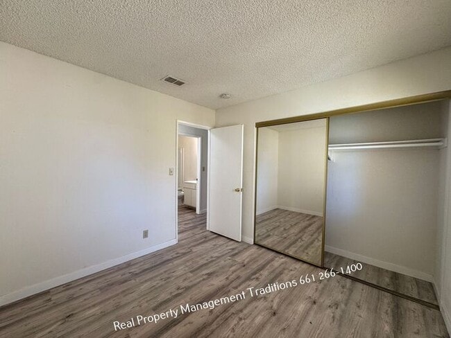 Building Photo - Great 4 + 2 in Rosamond!