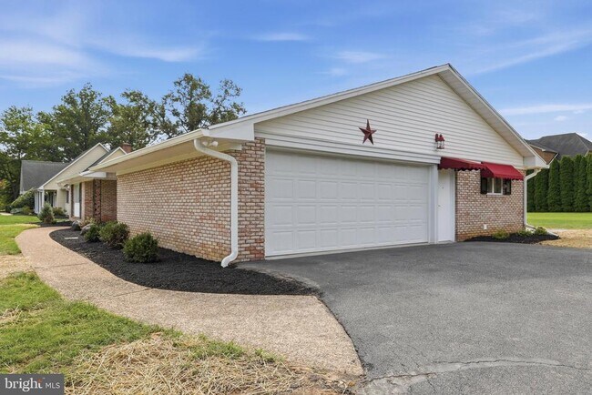 Building Photo - 11475 Pine Hill Dr