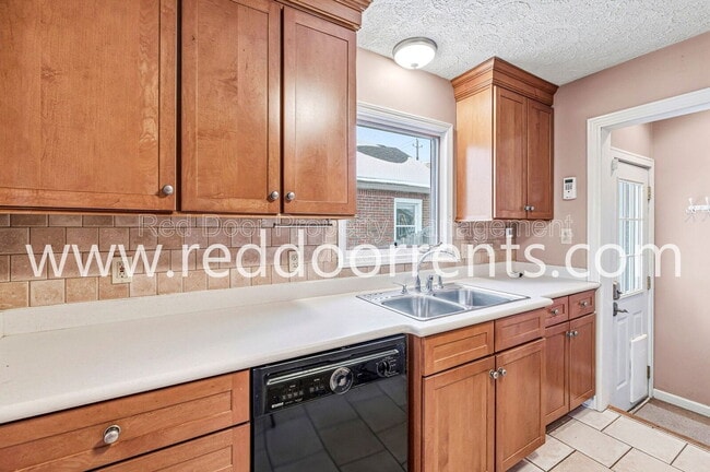 Building Photo - 6115 Indianola Ave