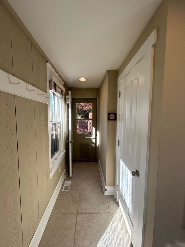 Building Photo - Beautiful, Large 4 Bedroom 1.5 Bath Home in Lancaster with Yard!