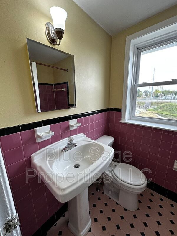 Building Photo - 1500 Llanwellyn Ave