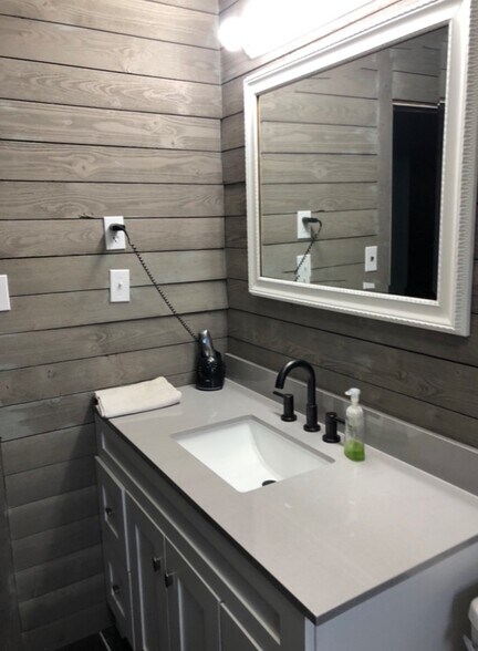 Building Photo - 1951 Clinton Hwy