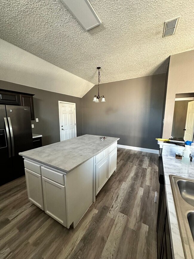 Building Photo - SPACIOUS REMODELED HOME NEAR MAJOR ARLINGT...