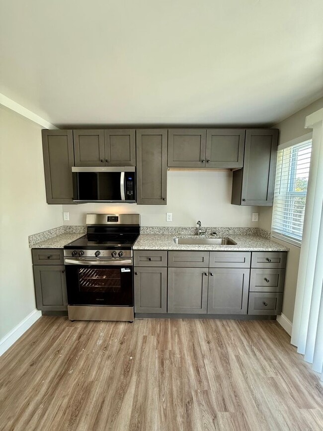 Building Photo - Oak Ridge - 3 bedroom 2 bath Duplex - call...