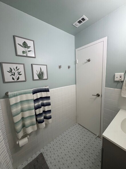 bathroom 2 - 4977 Battery Ln