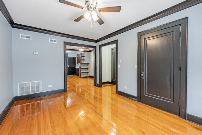 Building Photo - 3021 W 58th St