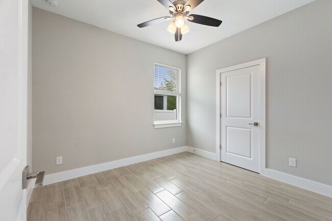 Building Photo - 360 Hibiscus Dr