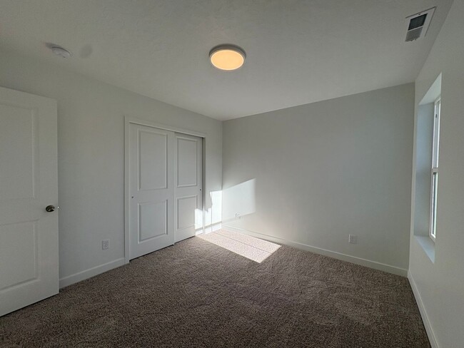 Building Photo - Gorgeous End-Unit Townhome in beautiful Salem!