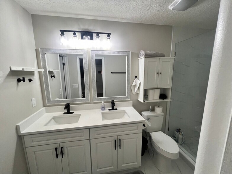 Building Photo - 3035 Hampstead Dr