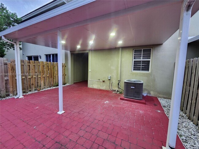 Building Photo - 1421 SE 24th Terrace