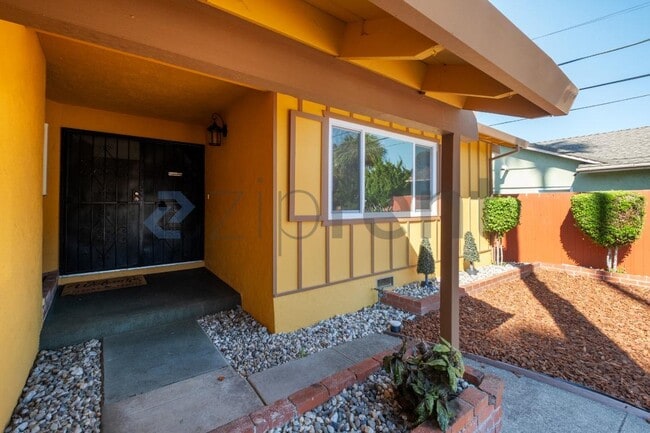 Building Photo - 2923 Birmingham Dr
