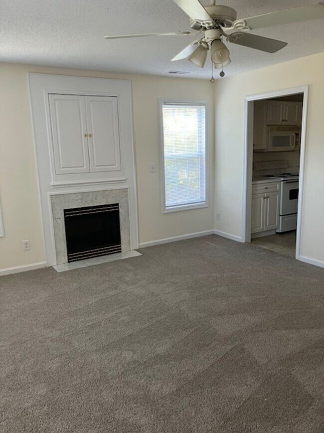 Building Photo - 904 Litchfield Way