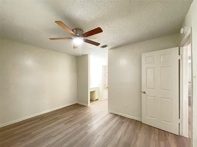Building Photo - 904 N Meadows Dr