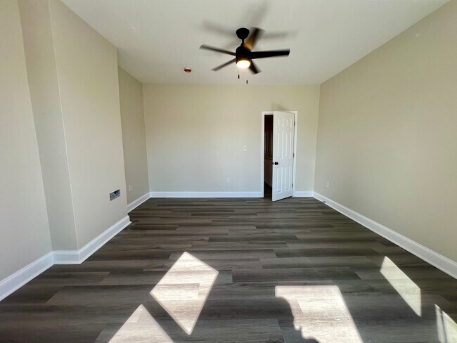 Building Photo - Newly Renovated 3-Bedroom Townhome in Cobb...